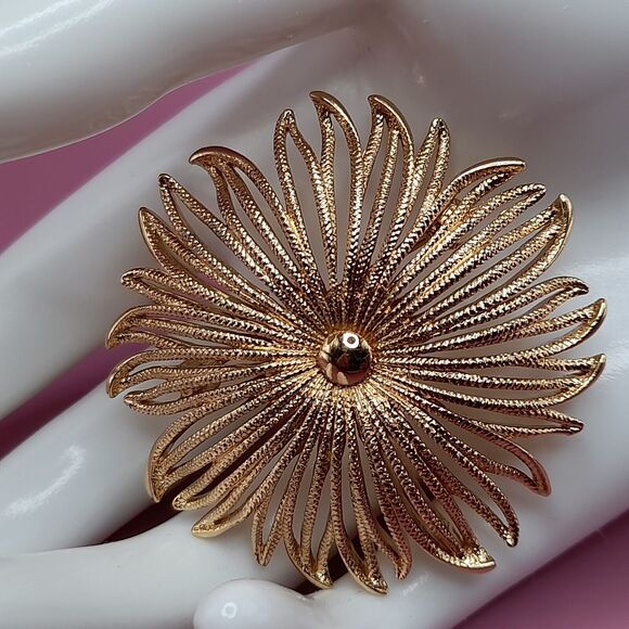 Vintage MONET Signed Gold Plated Flower Brooch Pin, 2 Inches, 1950s - Picture 2 of 10